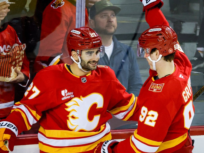 Hráči Calgary Flames Matt Coronato a Matvei Gridin oslavujú gól.