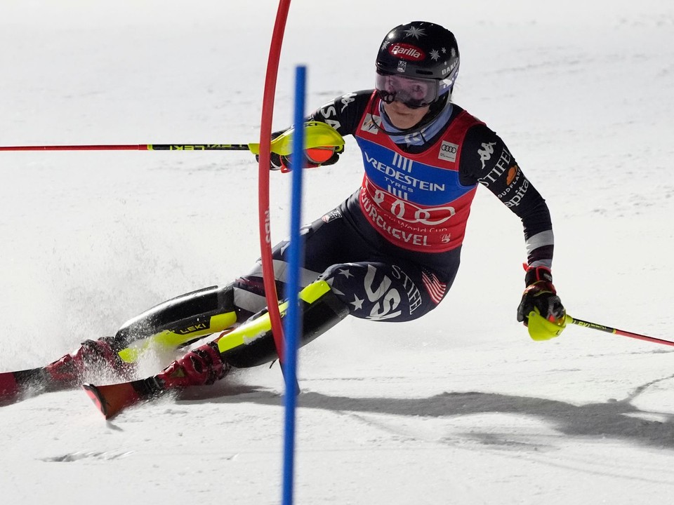 Mikaela Shiffrinová počas slalomu v Courcheveli.