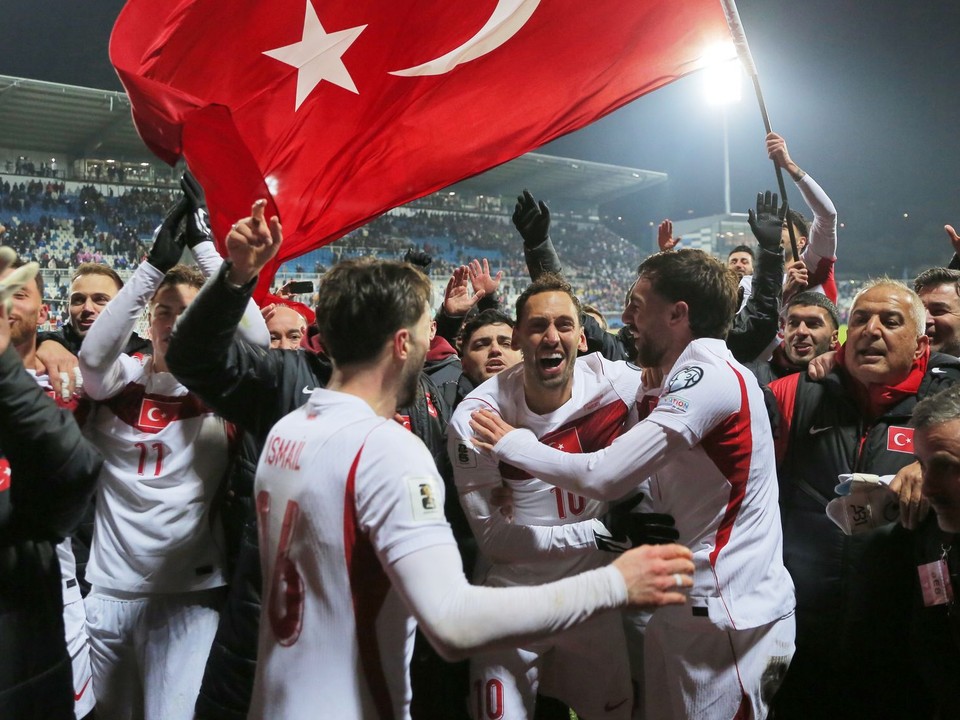 Tureckí futbalisti oslavujú postup.
