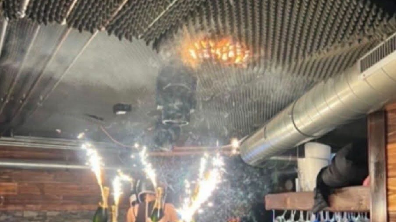 Vznik požiaru v bare v lyžiarskom stredisku Crans Montana. 