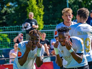 Radosť hráčov FC Petržalka po strelení gólu.