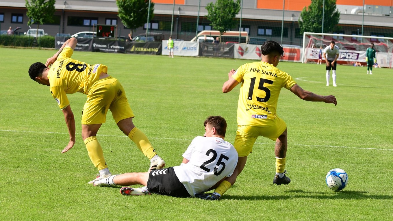 Momentka z kvalifikačného stretnutia Snina - Lehota pod Vtáčnikom.