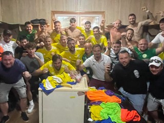 Radosť hráčov FC Tomášikovo - TJ Horné Saliby po postupe do 3. kola Slovnaft Cupu.