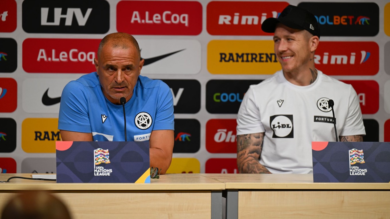 Hlavný tréner futbalovej reprezentácie Slovenska Francesco Calzona a slovenský reprezentant Juraj Kucka počas tlačovej konferencie pred zápasom Estónsko - Slovensko.