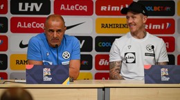 Hlavný tréner futbalovej reprezentácie Slovenska Francesco Calzona a slovenský reprezentant Juraj Kucka počas tlačovej konferencie pred zápasom Estónsko - Slovensko.