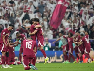 Katarskí futbalisti oslavujú zisk Ázijského pohára. 
