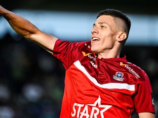 David Hrnčár oslavuje gól do siete Beerschot VA.