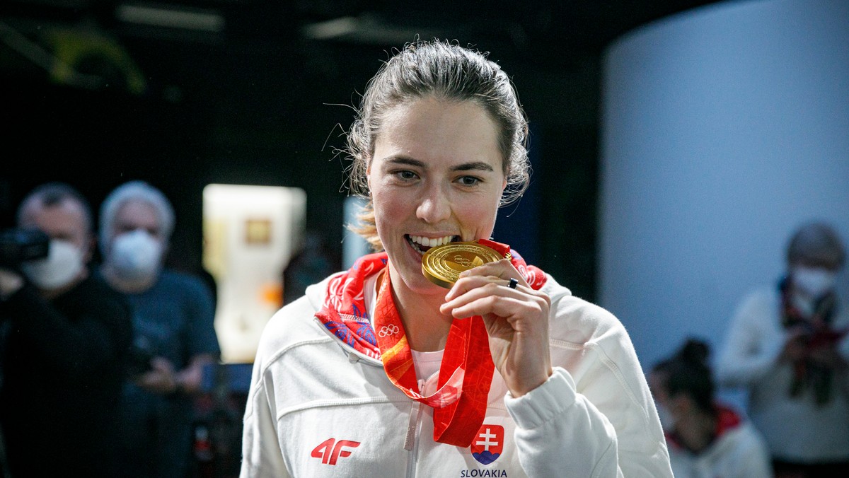 Petra Vlhová so zlatou medailou zo slalomu na ZOH v Pekingu 2022.