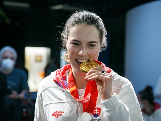 Petra Vlhová so zlatou medailou zo slalomu na ZOH v Pekingu 2022.