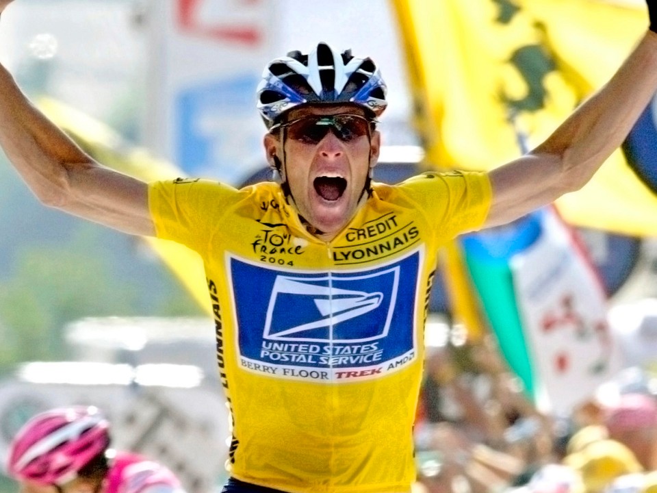 Lance Armstrong po jednom zo svojich víťazstiev na Tour de France.