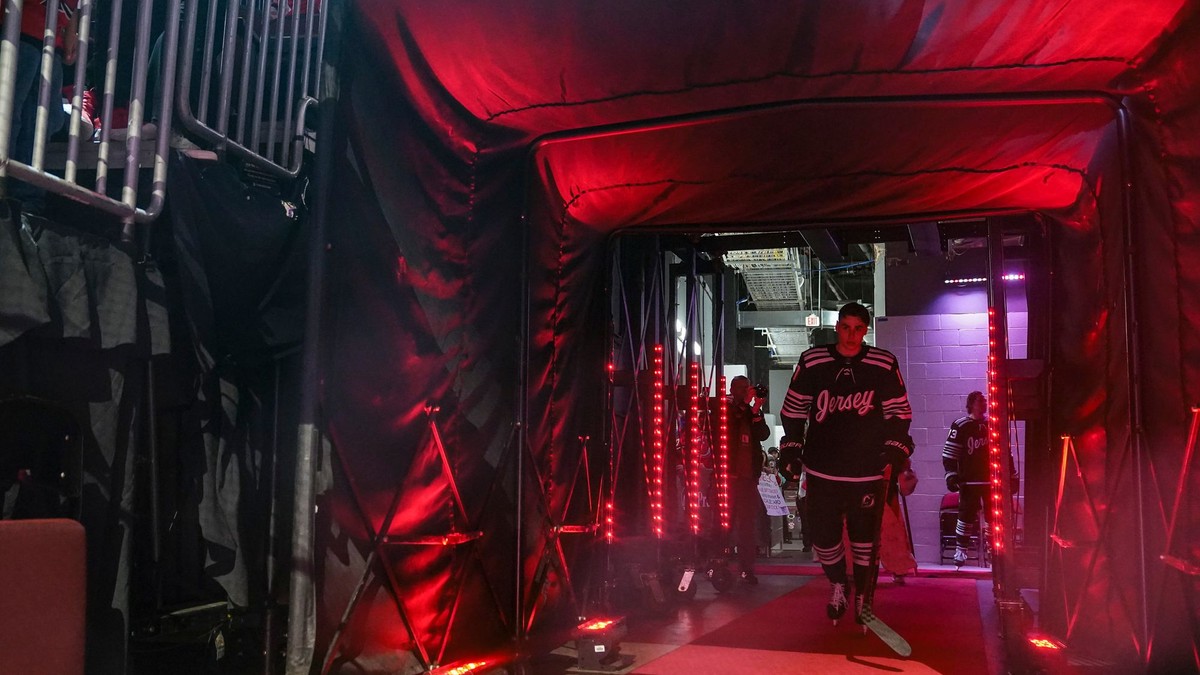 Šimon Nemec kráča cez tunel pred jeho debutovým zápasom zámorskej hokejovej NHL porti San Jose Sharks. 