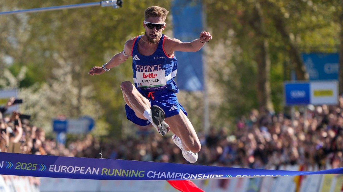 Jimmy Gressier v cieli polmaratónu na ME v cestných behoch 2025.