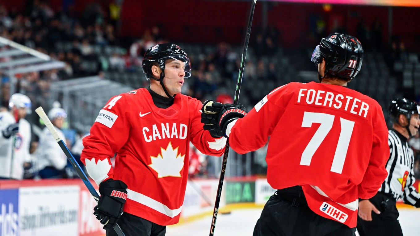 Bo Horvat (vľavo) a Tyson Foerster v zápase Kanada - Francúzsko v skupine A na MS v hokeji 2025.