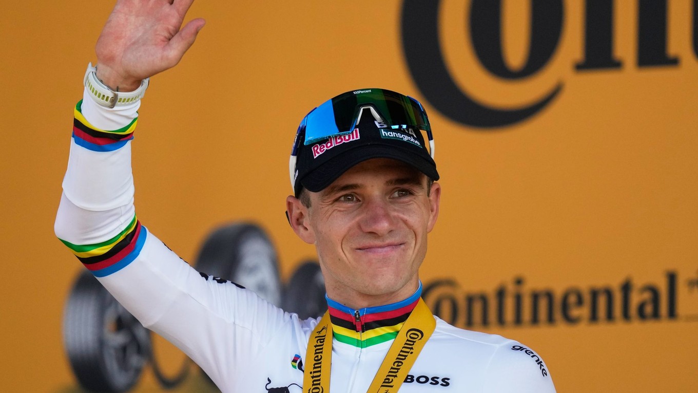 Remco Evenepoel sa raduje z výhry v 16. etape Tour de France 2026. 