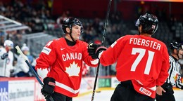 Bo Horvat (vľavo) a Tyson Foerster v zápase Kanada - Francúzsko v skupine A na MS v hokeji 2025.
