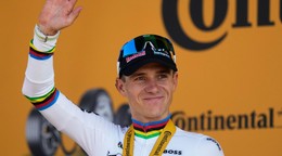 Remco Evenepoel sa raduje z výhry v 16. etape Tour de France 2026.