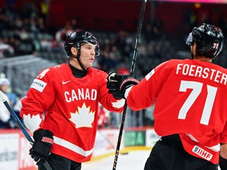 Bo Horvat (vľavo) a Tyson Foerster v zápase Kanada - Francúzsko v skupine A na MS v hokeji 2025.