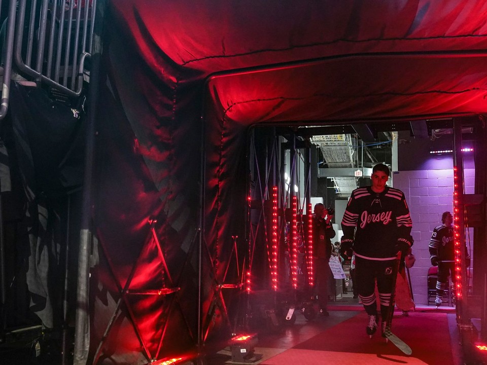 Šimon Nemec kráča cez tunel pred jeho debutovým zápasom zámorskej hokejovej NHL porti San Jose Sharks. 