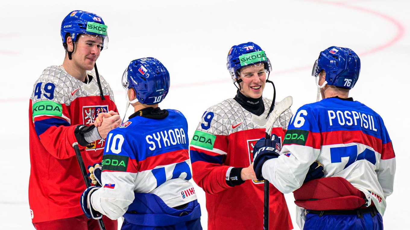 Na snímke zľava Jaroslav Chmelař (Česko), Adam Sýkora (Slovensko), Tomáš Galvas (Česko) a Martin Pospíšil (Slovensko) sa zdravia po zápase.