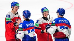 Na snímke zľava Jaroslav Chmelař (Česko), Adam Sýkora (Slovensko), Tomáš Galvas (Česko) a Martin Pospíšil (Slovensko) sa zdravia po zápase.