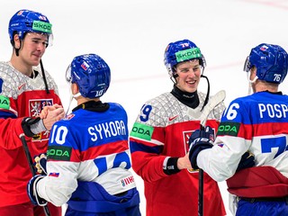 Na snímke zľava Jaroslav Chmelař (Česko), Adam Sýkora (Slovensko), Tomáš Galvas (Česko) a Martin Pospíšil (Slovensko) sa zdravia po zápase.