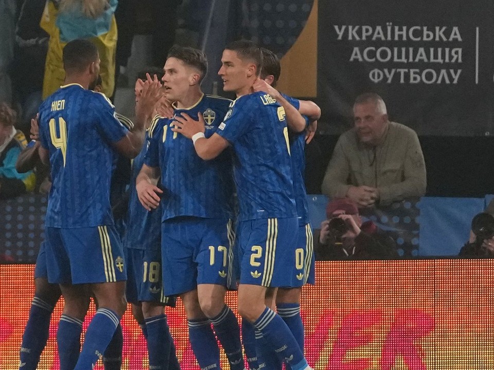 Švédsky futbalista Viktor Gyökeres sa raduje z gólu.