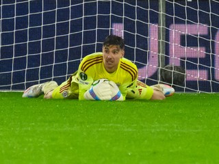 Dominik Takáč chytá loptu počas zápasu 2. kola ligovej fázy Konferenčnej ligy vo futbale AZ Alkmaar - ŠK Slovan Bratislava.