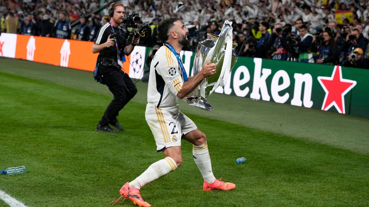 Futbalista Realu Madrid Dani Carvajal s trofejou pre víťaza Ligy majstrov. 