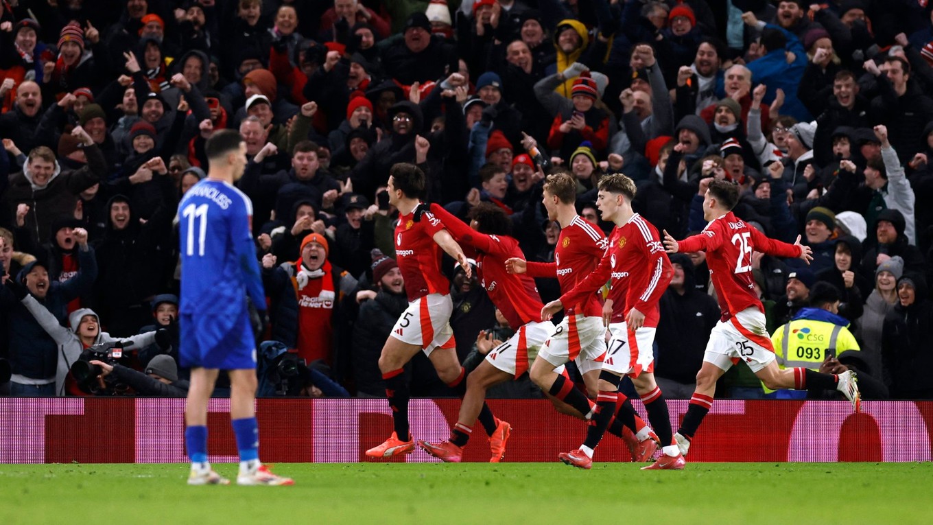 Harry Maguire sa so spoluhráčmi teší po strelenom góle v zápase Manchester United - Leicester City v šestnásťfinále FA Cupu.