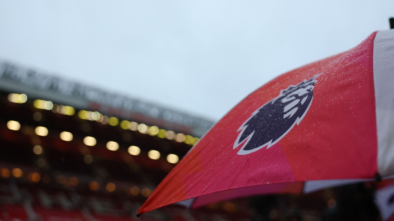Rohová zástavka s logom Premier League.