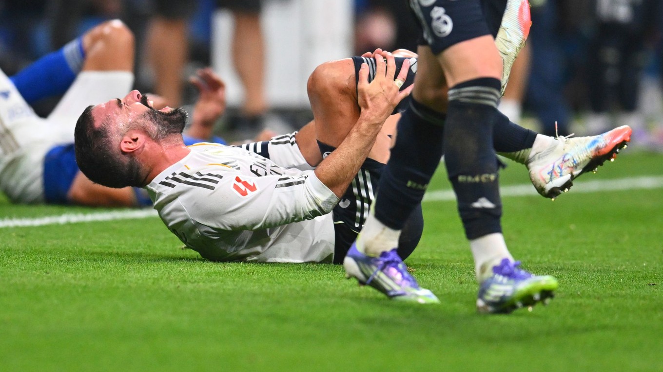 Dani Carvajal leží v bolesti na trávniku.