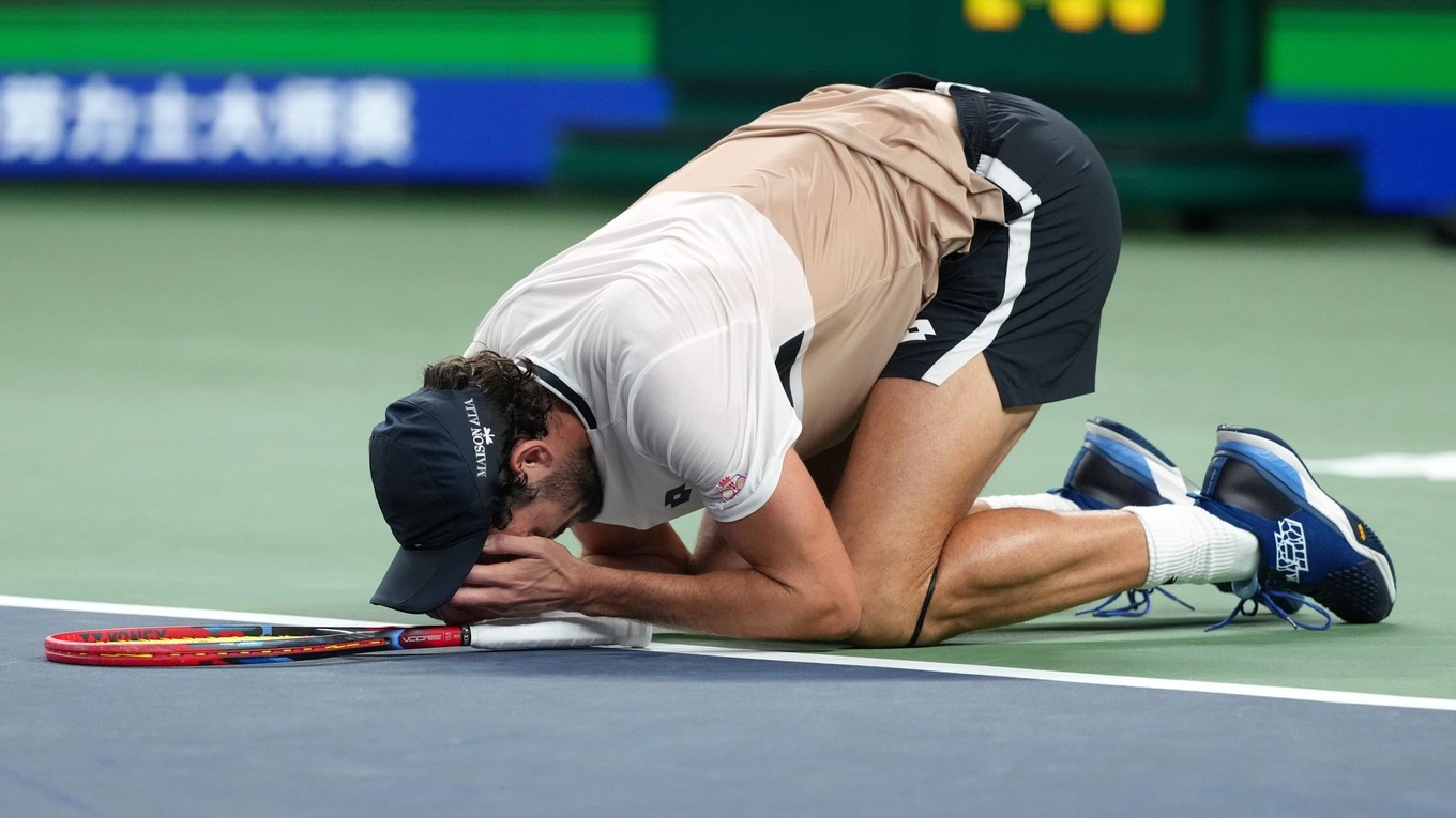 Valentin Vacherot oslavuje postup do semifinále turnaja ATP v Šanghaji.