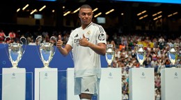 Kylian Mbappé pózuje po predstavení ako nového hráča Realu Madrid