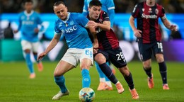 Stanislav Lobotka v súboji o loptu počas finále talianskeho superpoháru.