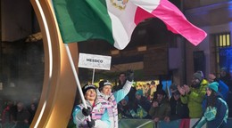 Sarah Schleperová nesie mexickú vlajku počas ZOH 2026.