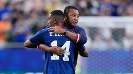 Tréner Kapverdských ostrovov Bubista objíma Deroya Duarteho (14) po zápase skupiny H na majstrovstvách sveta vo futbale medzi Kapverdami a Saudskou Arábiou.