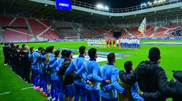 Hráči Izraela (vpravo) a hráči Írska s čiernymi páskami pred zápasom B-divízie Ligy národov.