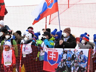 Fanúšikovia Petry Vlhovej počas  slalomu Svetového pohára v Jasnej v roku 2021. 