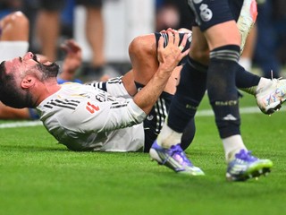 Dani Carvajal leží v bolesti na trávniku.