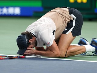 Valentin Vacherot oslavuje postup do semifinále turnaja ATP v Šanghaji.