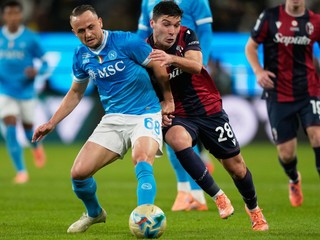 Stanislav Lobotka v súboji o loptu počas finále talianskeho superpoháru.