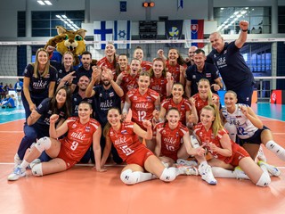 Slovenský ženský volejbalový tím sa teší z víťazstva