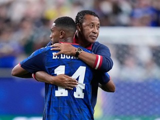 Tréner Kapverdských ostrovov Bubista objíma Deroya Duarteho (14) po zápase skupiny H na majstrovstvách sveta vo futbale medzi Kapverdami a Saudskou Arábiou.
