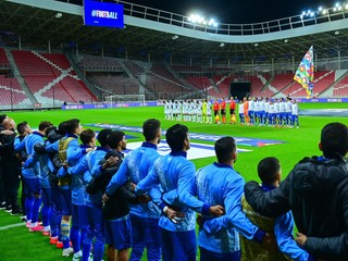 Hráči Izraela (vpravo) a hráči Írska s čiernymi páskami pred zápasom B-divízie Ligy národov.