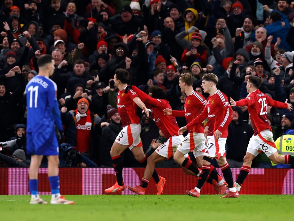 Harry Maguire sa so spoluhráčmi teší po strelenom góle v zápase Manchester United - Leicester City v šestnásťfinále FA Cupu.