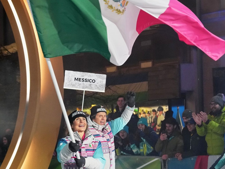 Sarah Schleperová nesie mexickú vlajku počas ZOH 2026.