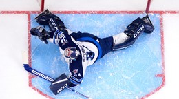 Brankár Winnipegu Jets Michael Hutchinson inkasuje gól po zakončení Mariána Gáboríka.
