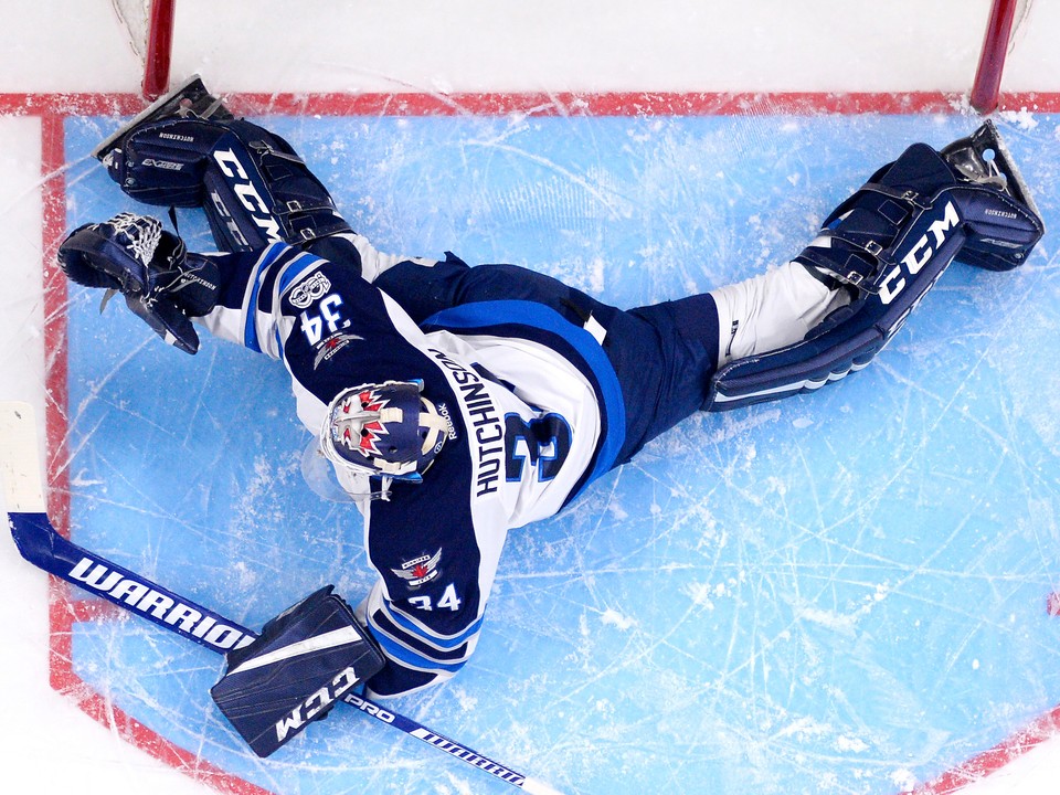 Brankár Winnipegu Jets Michael Hutchinson inkasuje gól po zakončení Mariána Gáboríka.