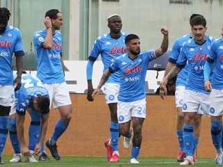Lorenzo Insigne (v strede) so spoluhráčmi z SSC Neapol.