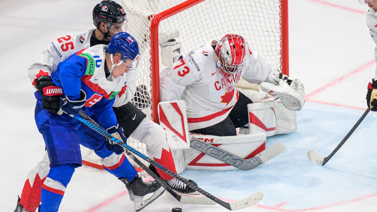 Zľava Darnell Nurse (Kanada), Oliver Okuliar (Slovensko), brankár Jet Greaves a Zach Whitecloud (obaja Kanada) v zápase základnej B-skupiny Slovensko - Kanada.